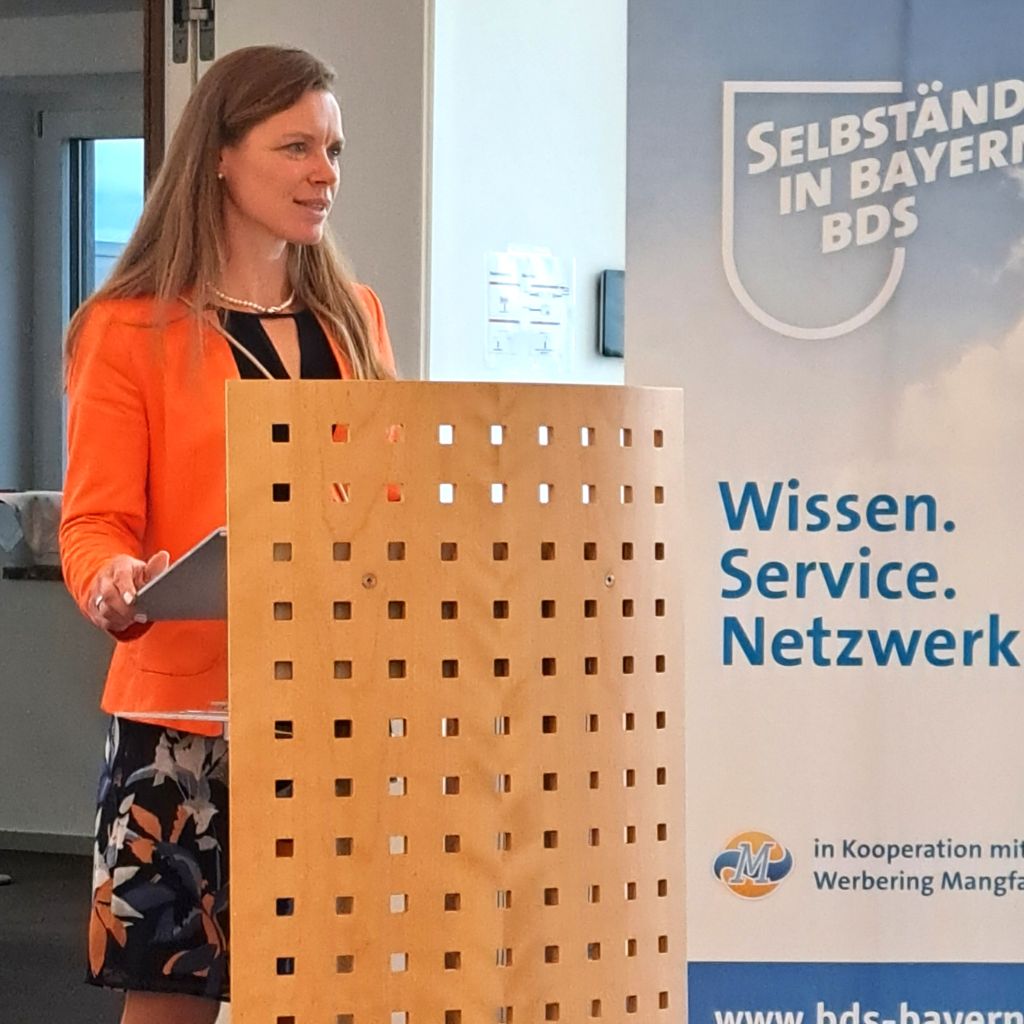 selbstbewusste Nachwuschsfachkräfte Rede Caroline Deinert bei BDS-AzubAkademie Abschluss